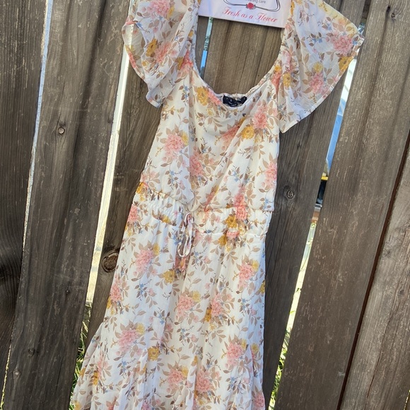 White Floral Ruffle Dress - Picture 2 of 8